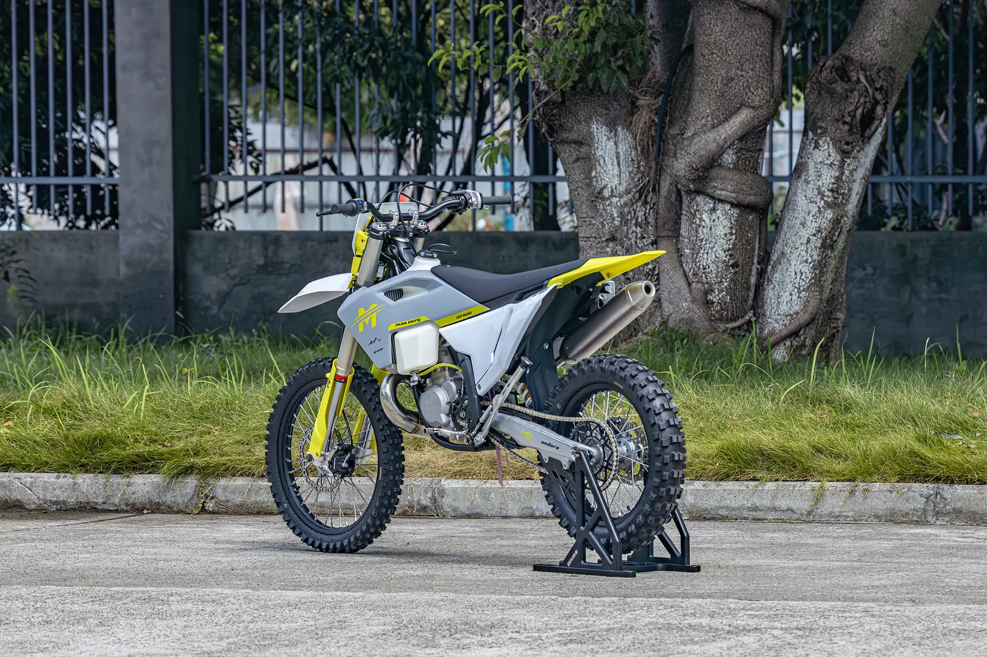 miura-moto-e300enduro-left-rear-view