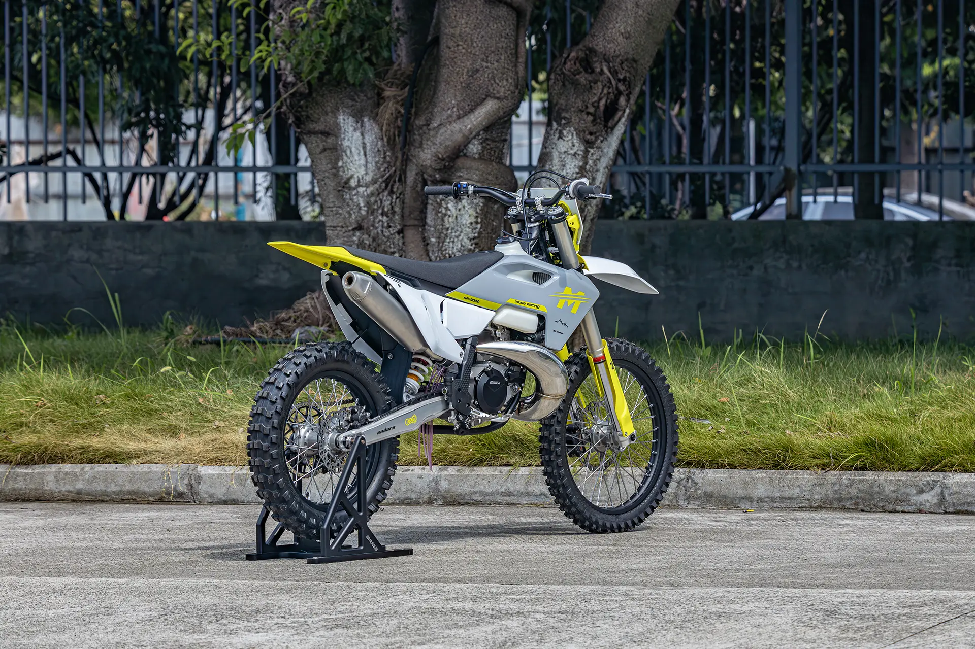 miura-moto-e300enduro-right-rear-view