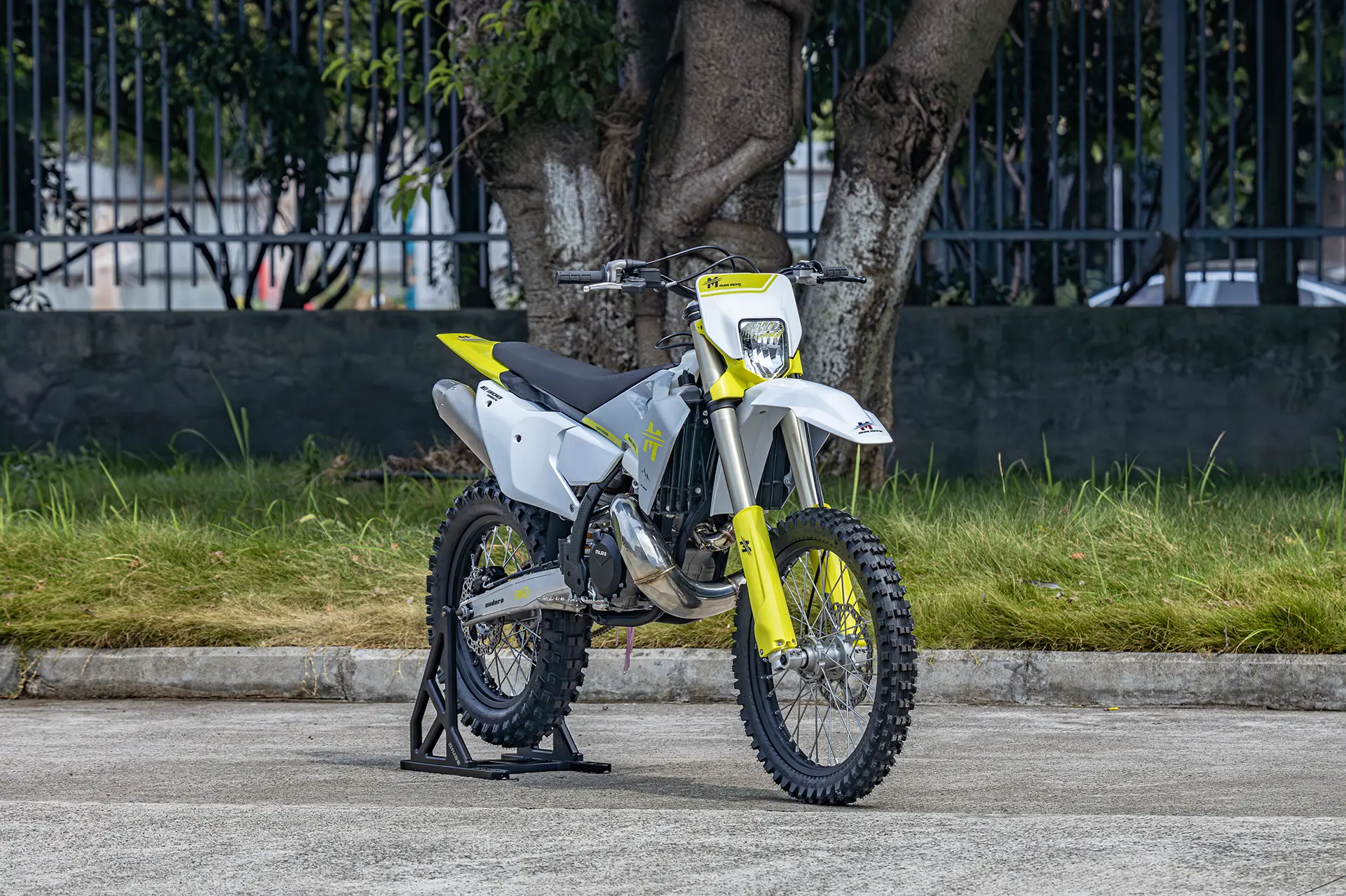 miura-moto-e300enduro-right-front-view
