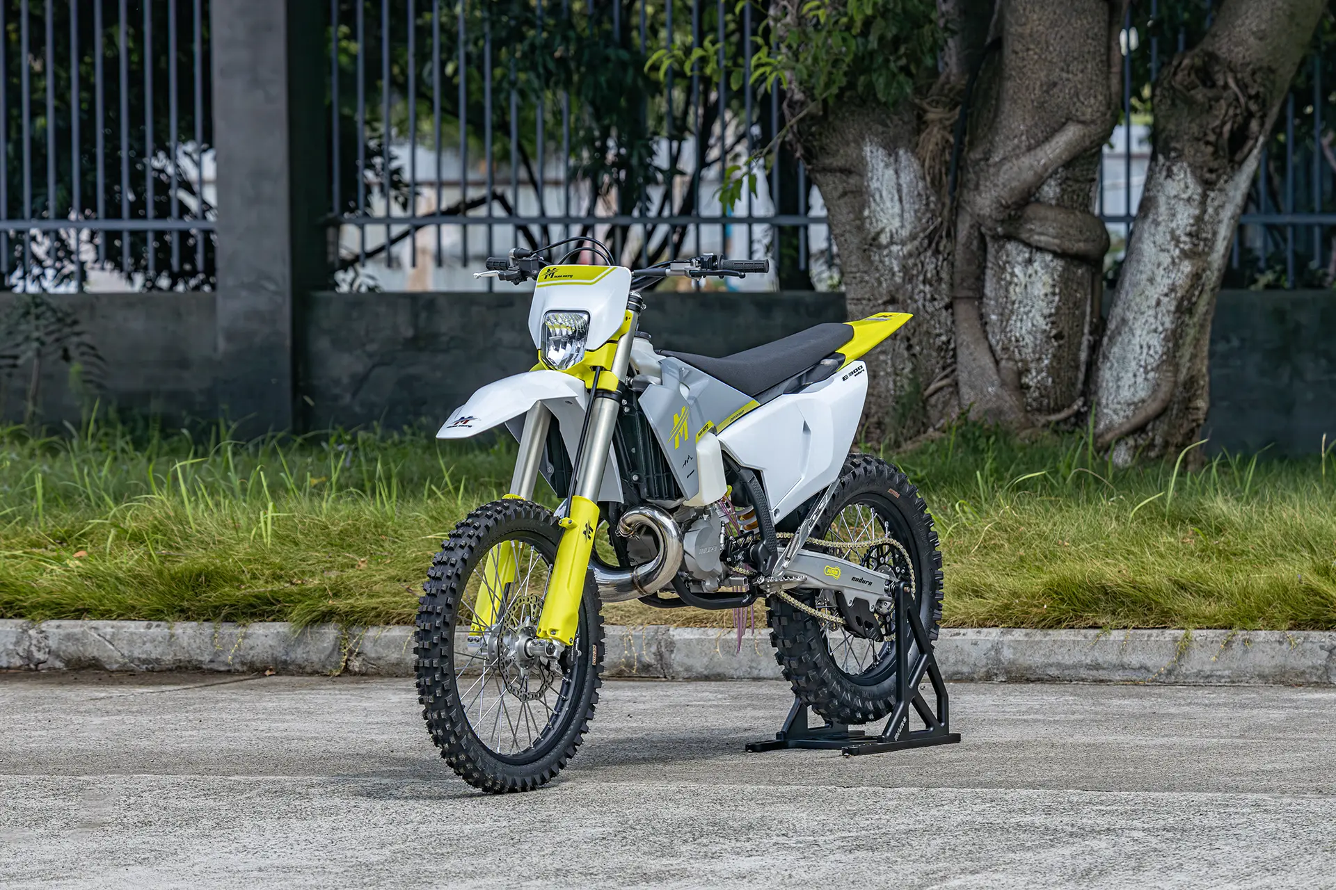miura-moto-e300enduro-left-front-view