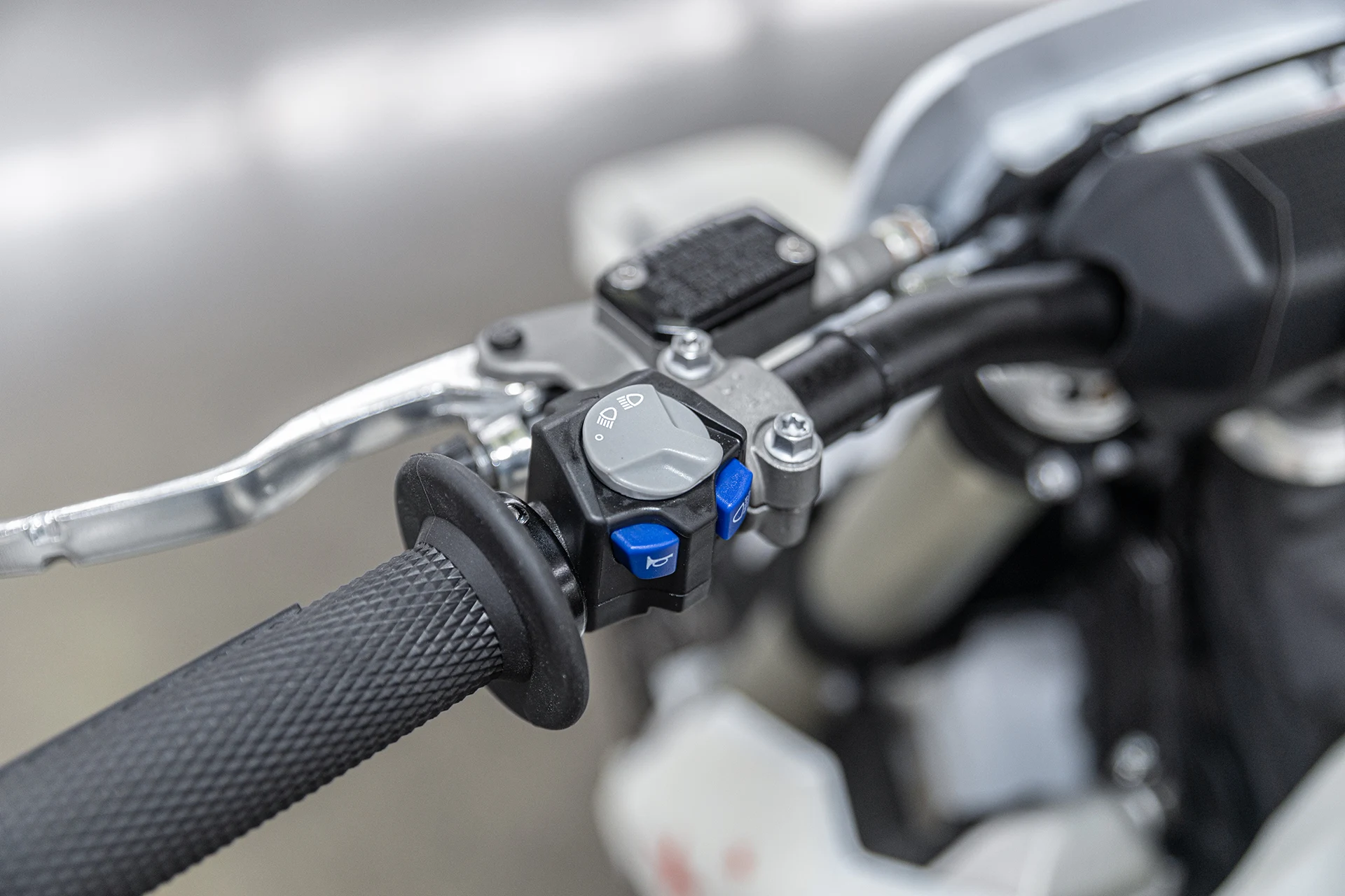 miura-moto-e300-details-handlebar