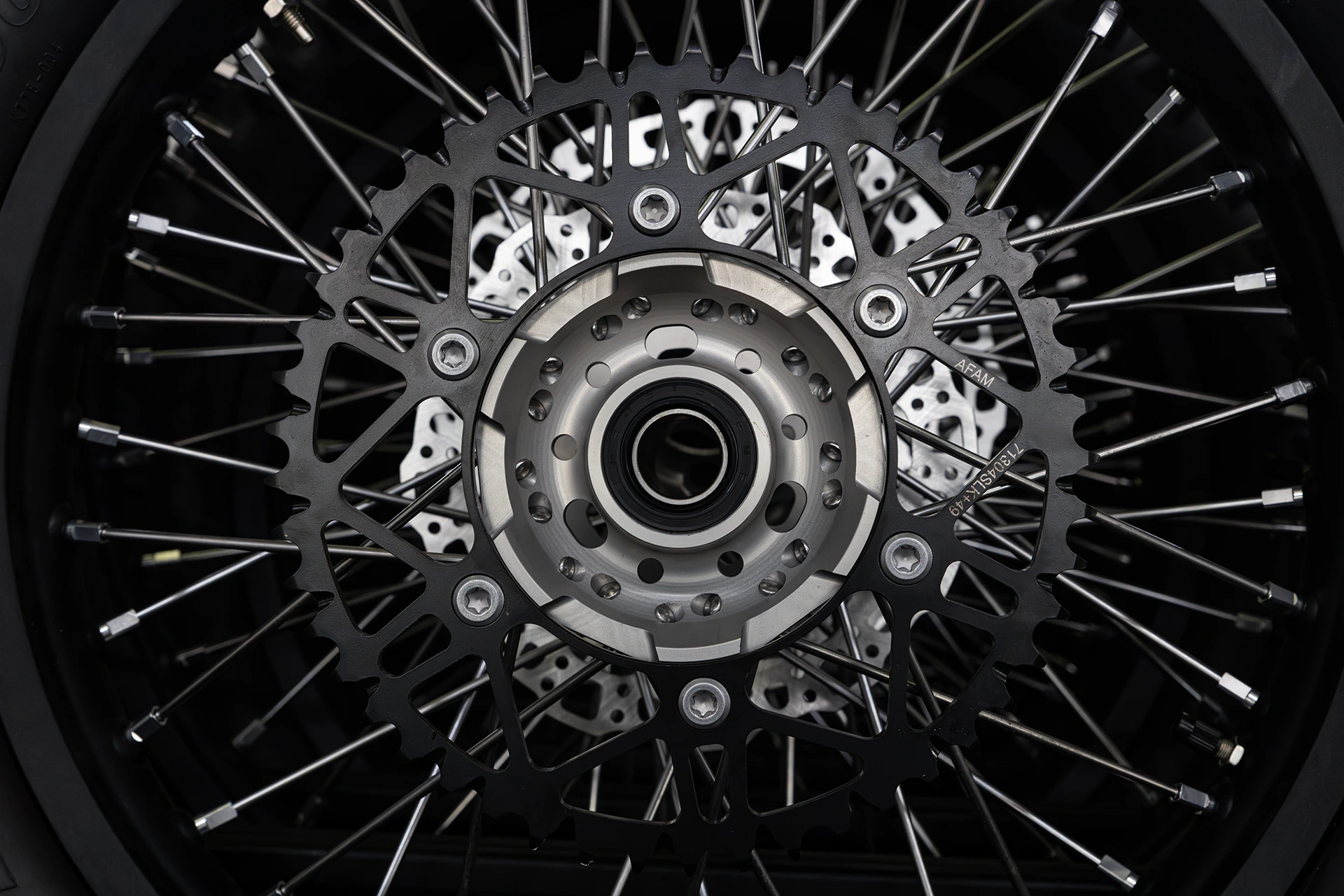 miura-moto-e300-details-wheel2