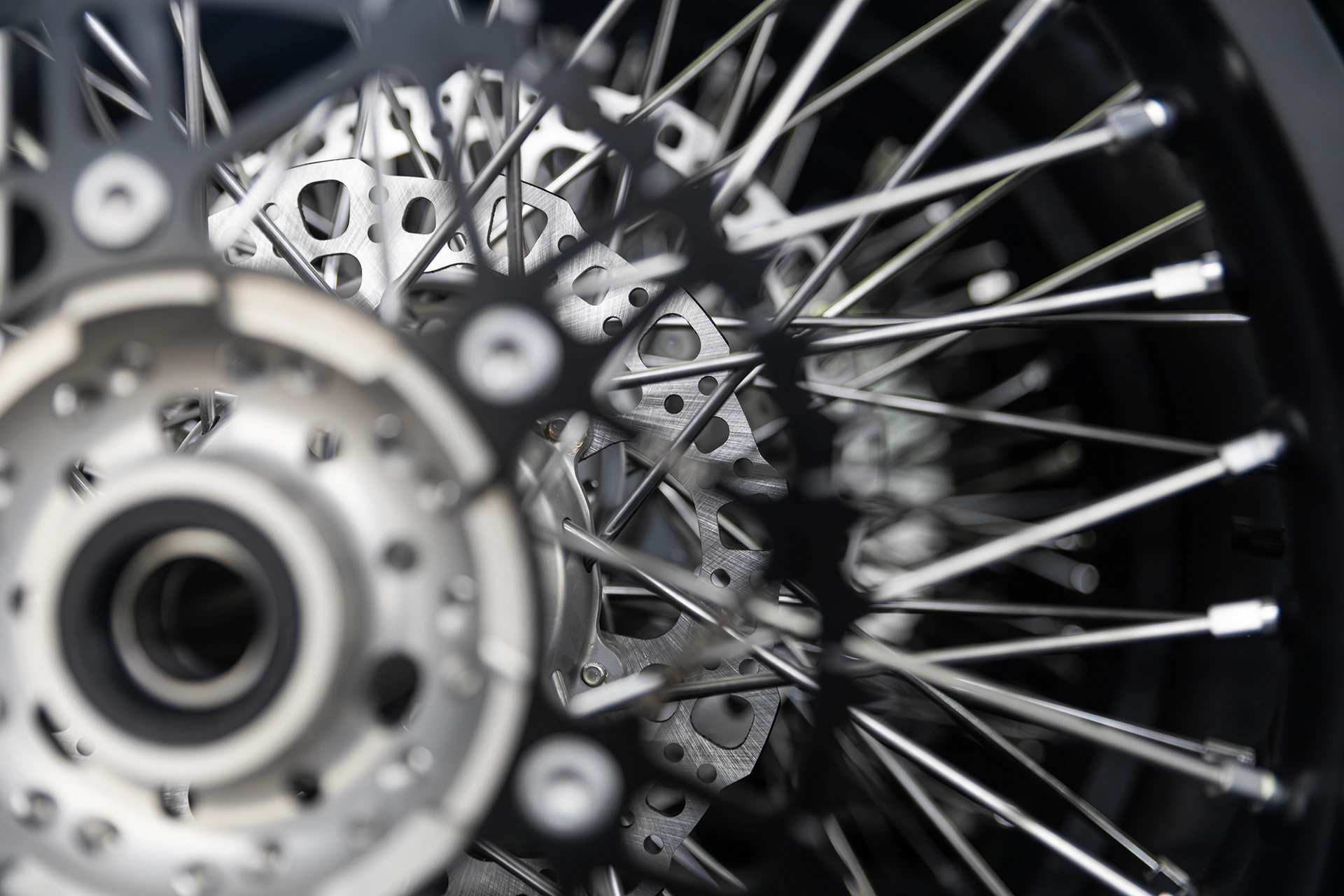 miura-moto-e300-details-wheel1