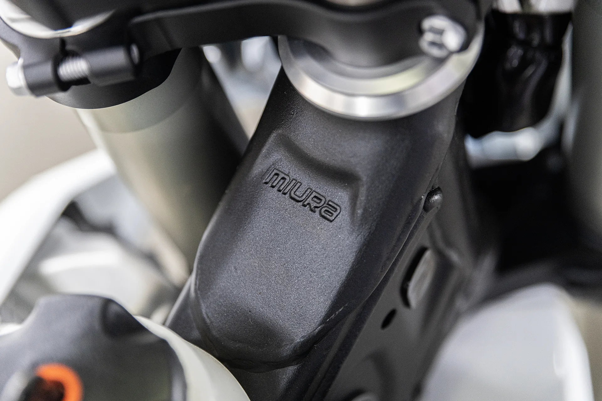 miura-moto-e300-details-frame1